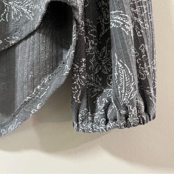 Lucky Brand XS Gray Printed Floers Elastic Sleeve V-Neck Women - Picture 4 of 16